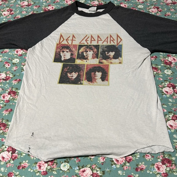 Def Leppard _Vintage Baseball Shirt, small, white w/ dark sleeves. Rock tees ⚾️! - Picture 3 of 8